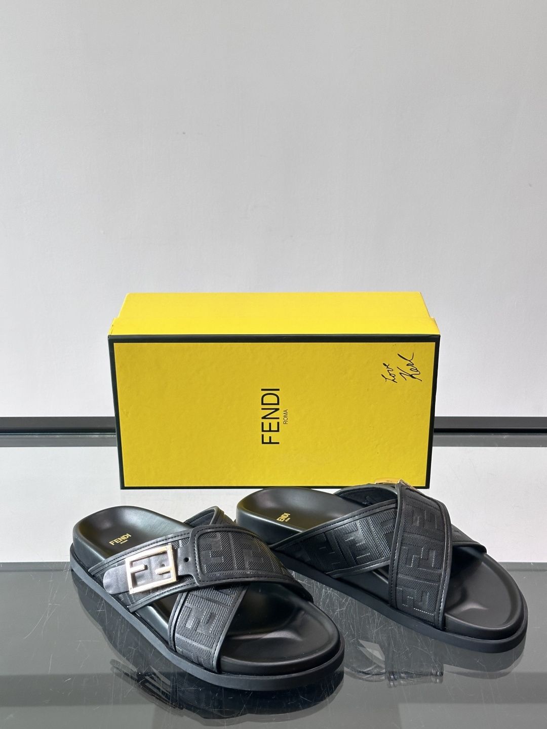 FEND*新款系扣凉拖鞋 真皮拼接老花牛仔面料真皮垫脚 加经典老花面印花 时尚稳重大气 鞋型非常包脚舒适