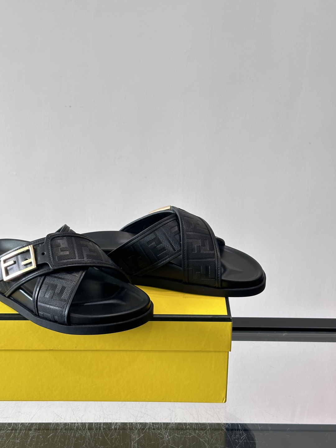 FEND*新款系扣凉拖鞋 真皮拼接老花牛仔面料真皮垫脚 加经典老花面印花 时尚稳重大气 鞋型非常包脚舒适