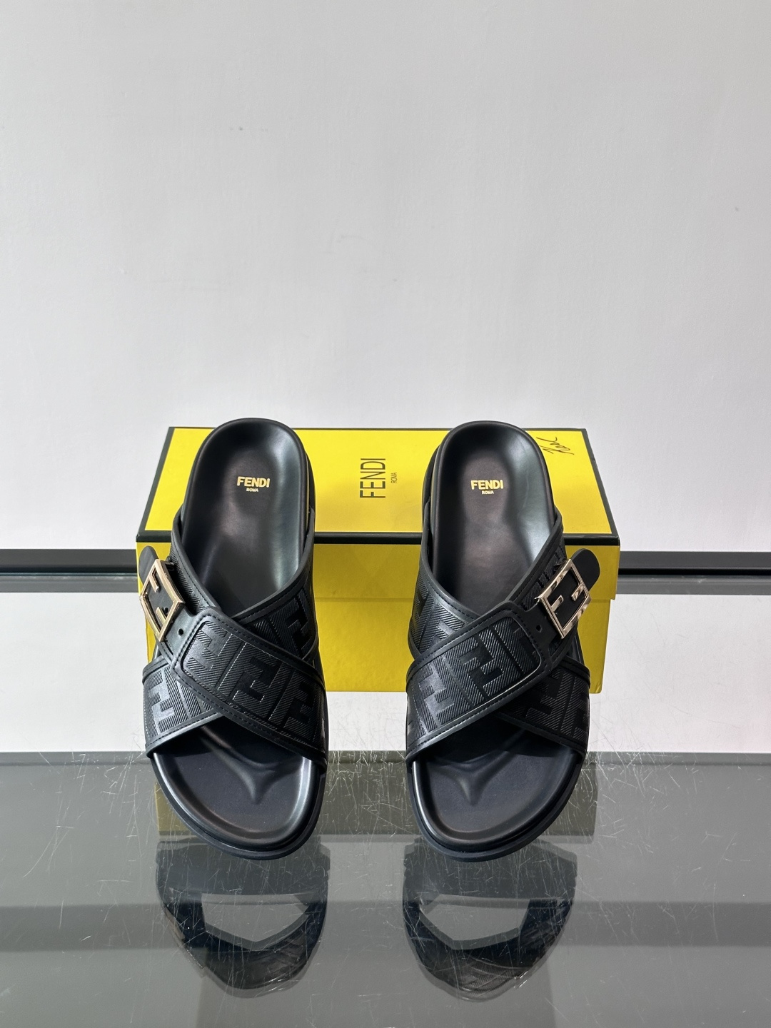 FEND*新款系扣凉拖鞋 真皮拼接老花牛仔面料真皮垫脚 加经典老花面印花 时尚稳重大气 鞋型非常包脚舒适