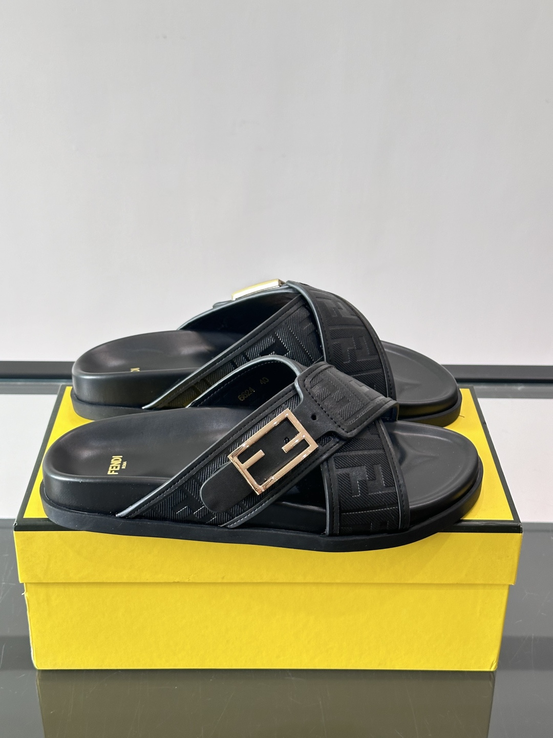 FEND*新款系扣凉拖鞋 真皮拼接老花牛仔面料真皮垫脚 加经典老花面印花 时尚稳重大气 鞋型非常包脚舒适