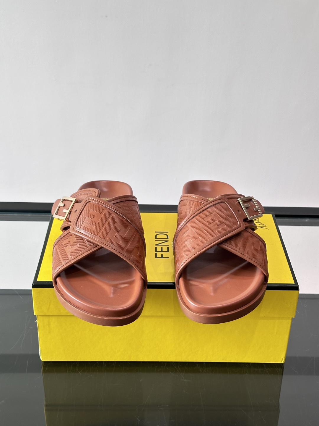 FEND*新款系扣凉拖鞋 真皮拼接老花牛仔面料真皮垫脚 加经典老花面印花 时尚稳重大气 鞋型非常包脚舒适