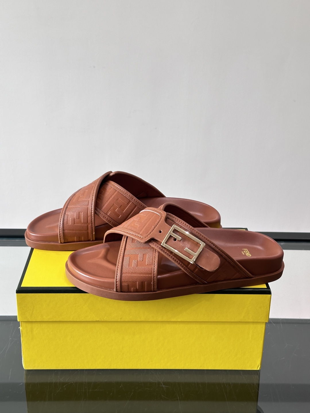 FEND*新款系扣凉拖鞋 真皮拼接老花牛仔面料真皮垫脚 加经典老花面印花 时尚稳重大气 鞋型非常包脚舒适