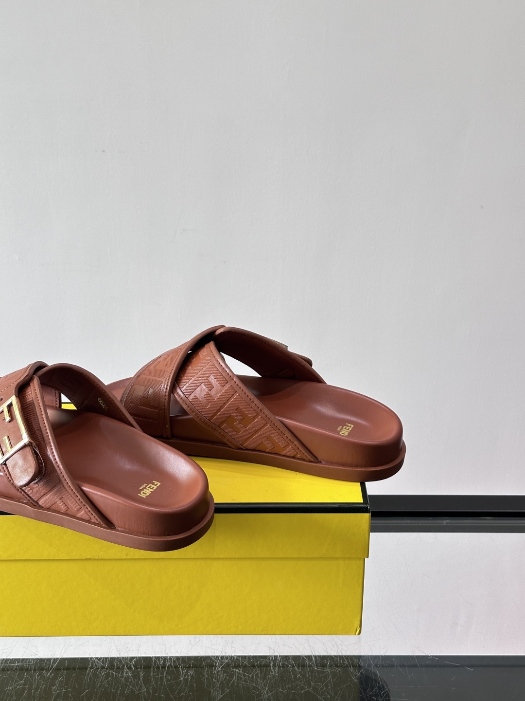 FEND*新款系扣凉拖鞋 真皮拼接老花牛仔面料真皮垫脚 加经典老花面印花 时尚稳重大气 鞋型非常包脚舒适