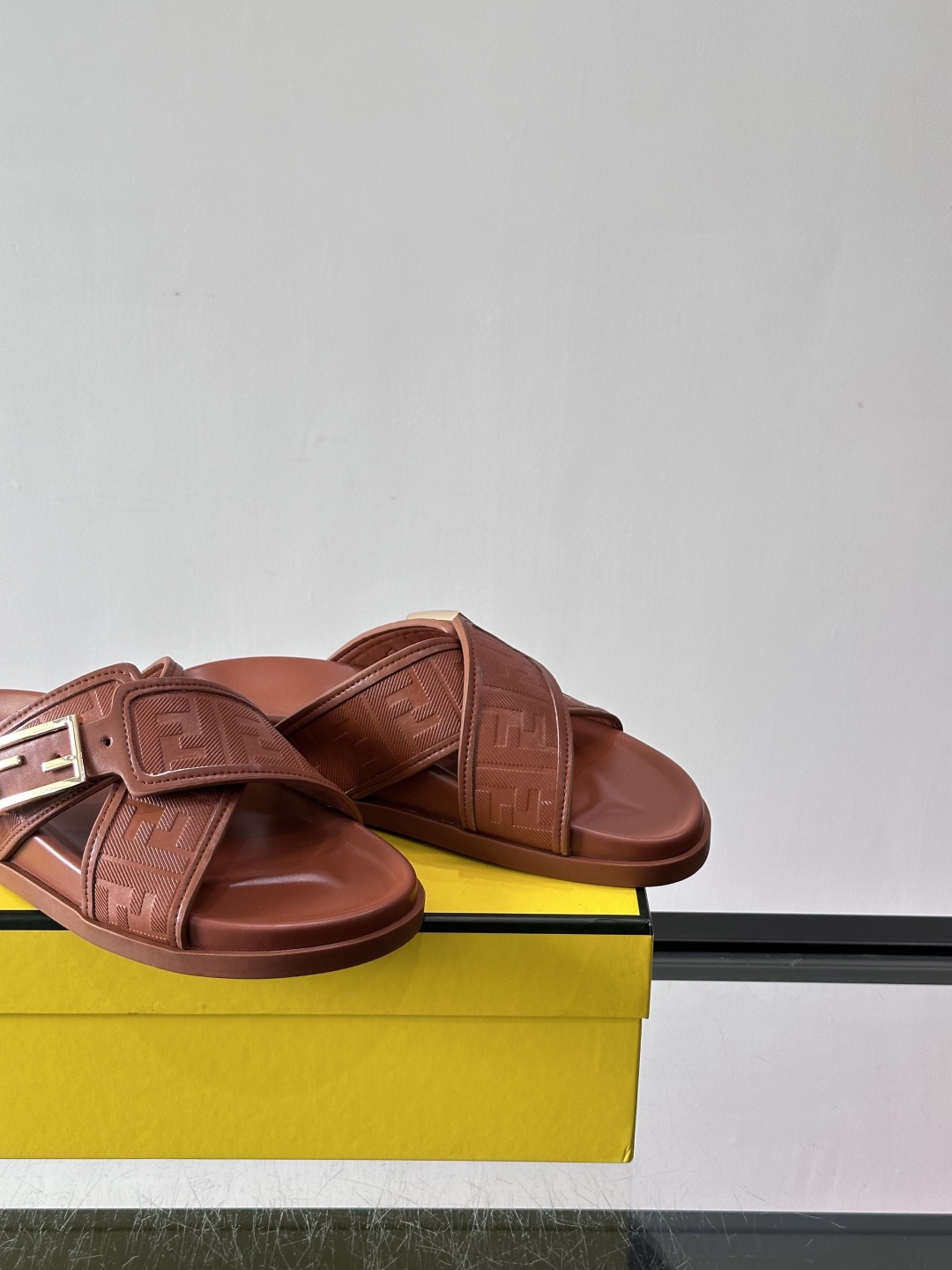 FEND*新款系扣凉拖鞋 真皮拼接老花牛仔面料真皮垫脚 加经典老花面印花 时尚稳重大气 鞋型非常包脚舒适