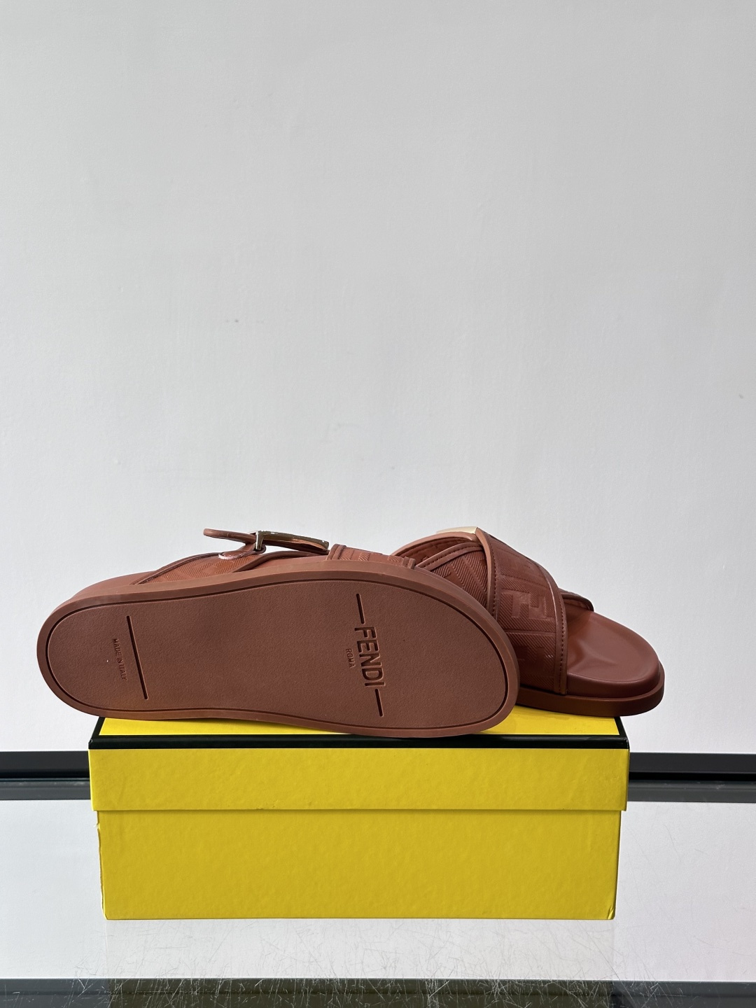 FEND*新款系扣凉拖鞋 真皮拼接老花牛仔面料真皮垫脚 加经典老花面印花 时尚稳重大气 鞋型非常包脚舒适