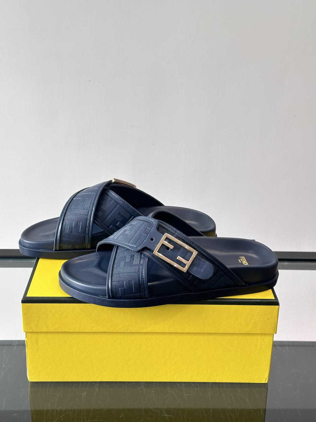 FEND*新款系扣凉拖鞋 真皮拼接老花牛仔面料真皮垫脚 加经典老花面印花 时尚稳重大气 鞋型非常包脚舒适