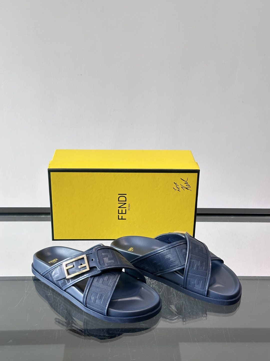 FEND*新款系扣凉拖鞋 真皮拼接老花牛仔面料真皮垫脚 加经典老花面印花 时尚稳重大气 鞋型非常包脚舒适