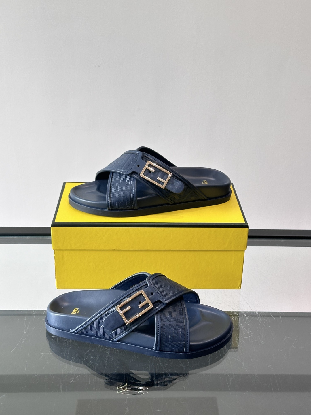 FEND*新款系扣凉拖鞋 真皮拼接老花牛仔面料真皮垫脚 加经典老花面印花 时尚稳重大气 鞋型非常包脚舒适