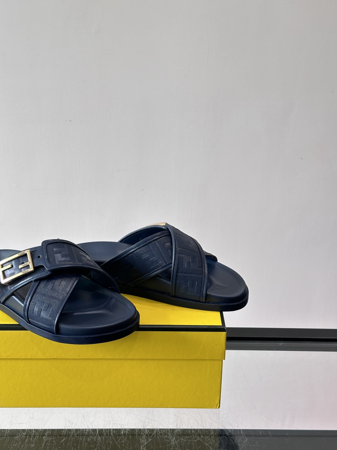 FEND*新款系扣凉拖鞋 真皮拼接老花牛仔面料真皮垫脚 加经典老花面印花 时尚稳重大气 鞋型非常包脚舒适