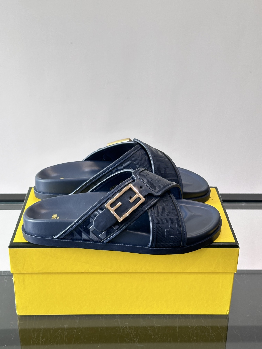 FEND*新款系扣凉拖鞋 真皮拼接老花牛仔面料真皮垫脚 加经典老花面印花 时尚稳重大气 鞋型非常包脚舒适