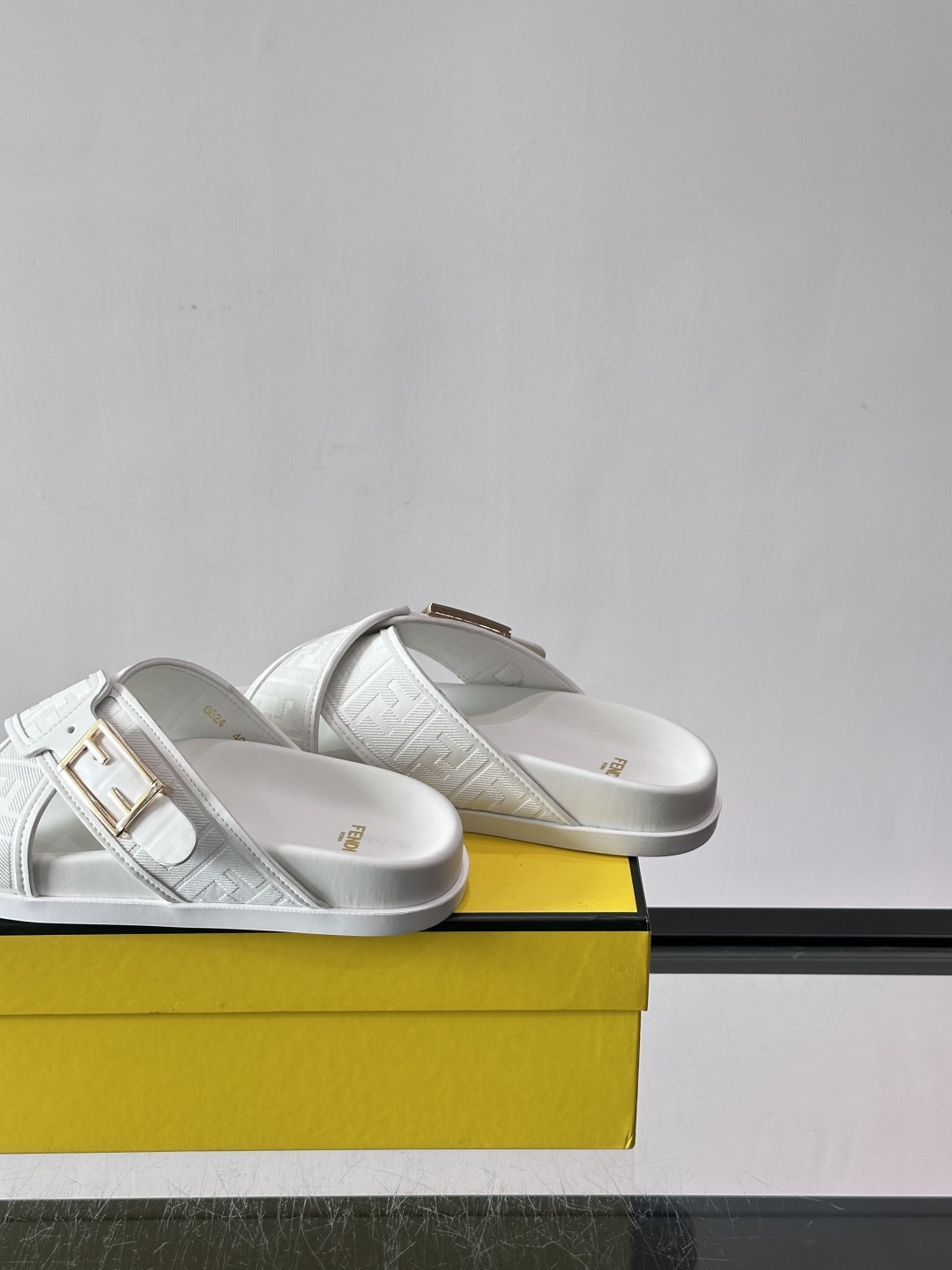 FEND*新款系扣凉拖鞋 真皮拼接老花牛仔面料真皮垫脚 加经典老花面印花 时尚稳重大气 鞋型非常包脚舒适