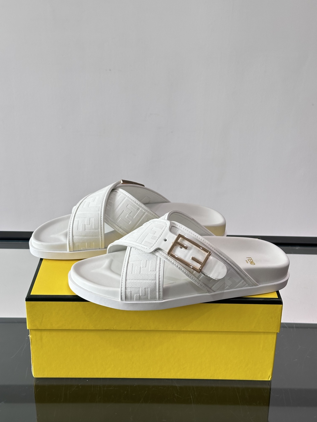 FEND*新款系扣凉拖鞋 真皮拼接老花牛仔面料真皮垫脚 加经典老花面印花 时尚稳重大气 鞋型非常包脚舒适