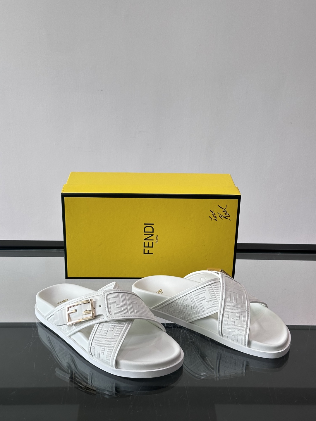 FEND*新款系扣凉拖鞋 真皮拼接老花牛仔面料真皮垫脚 加经典老花面印花 时尚稳重大气 鞋型非常包脚舒适