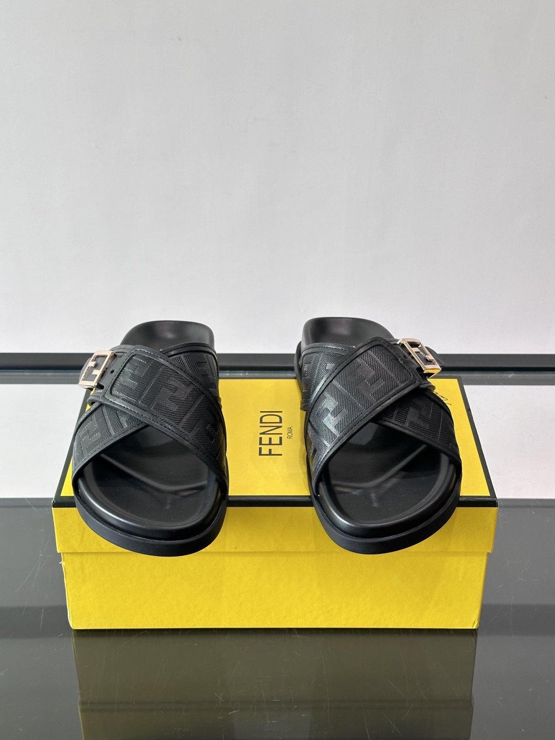 FEND*新款系扣凉拖鞋 真皮拼接老花牛仔面料真皮垫脚 加经典老花面印花 时尚稳重大气 鞋型非常包脚舒适