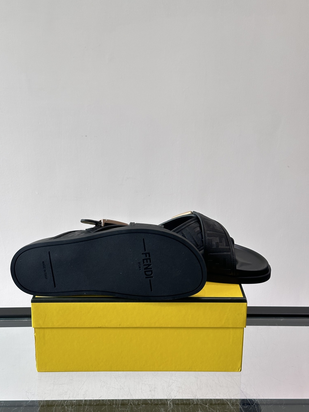 FEND*新款系扣凉拖鞋 真皮拼接老花牛仔面料真皮垫脚 加经典老花面印花 时尚稳重大气 鞋型非常包脚舒适