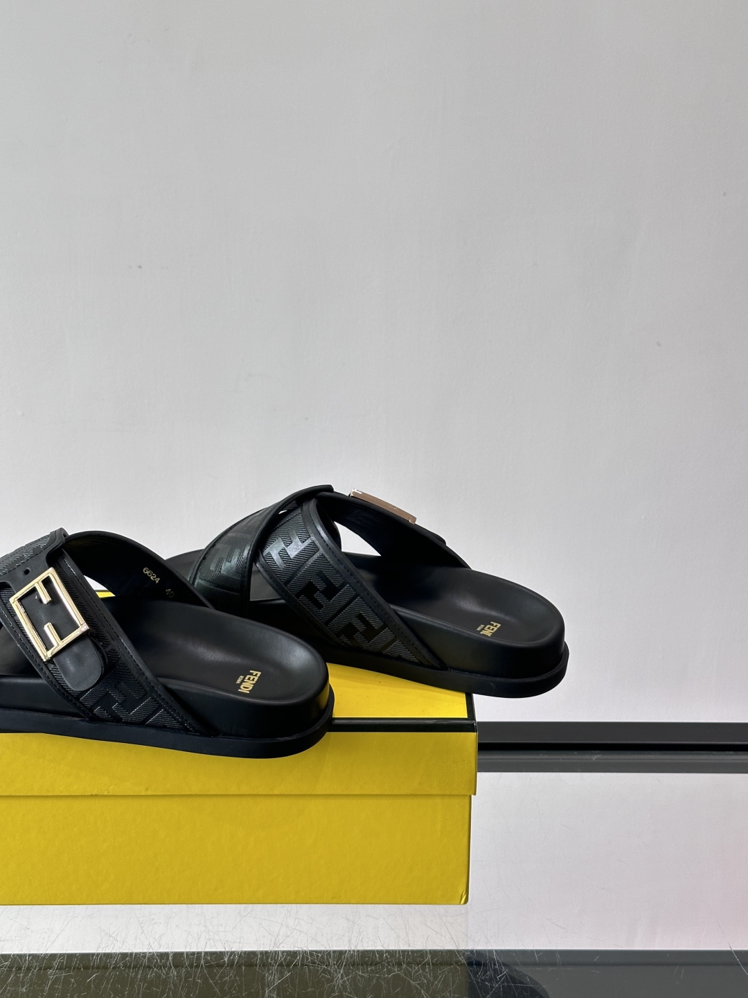 FEND*新款系扣凉拖鞋 真皮拼接老花牛仔面料真皮垫脚 加经典老花面印花 时尚稳重大气 鞋型非常包脚舒适