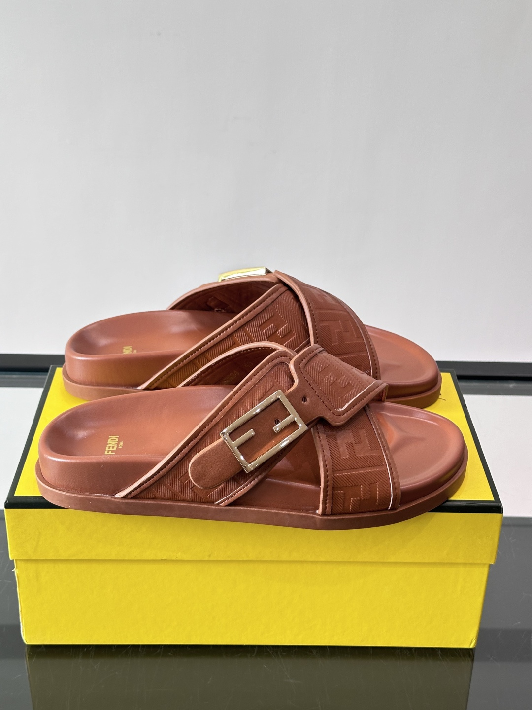 FEND*新款系扣凉拖鞋 真皮拼接老花牛仔面料真皮垫脚 加经典老花面印花 时尚稳重大气 鞋型非常包脚舒适