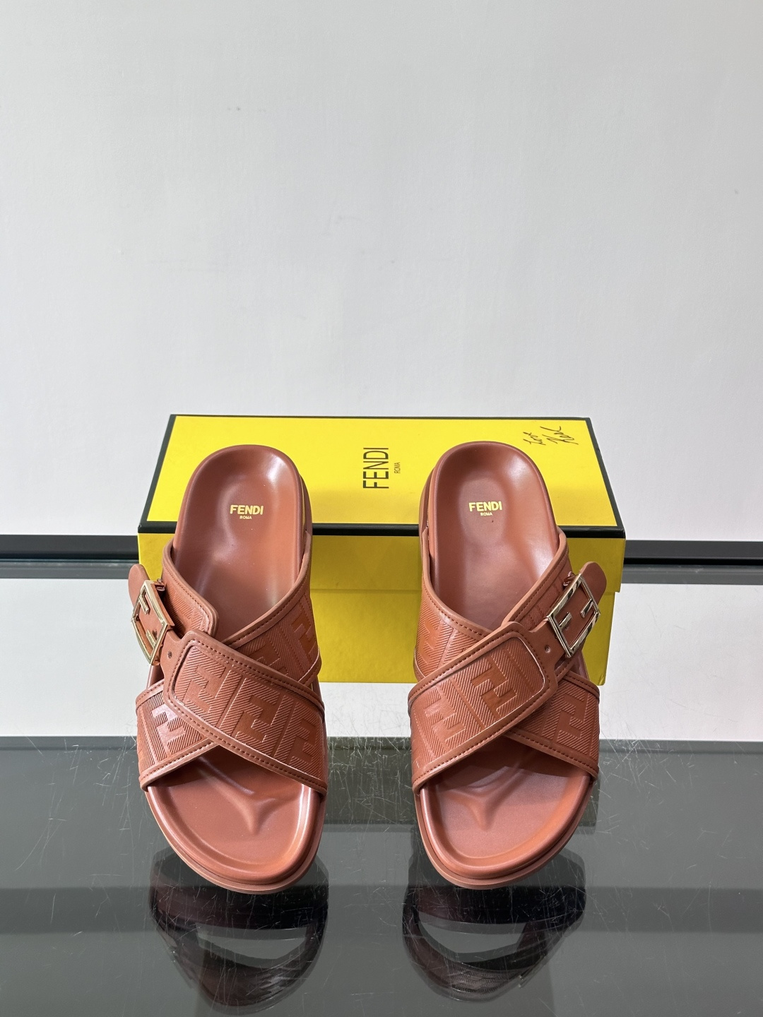 FEND*新款系扣凉拖鞋 真皮拼接老花牛仔面料真皮垫脚 加经典老花面印花 时尚稳重大气 鞋型非常包脚舒适