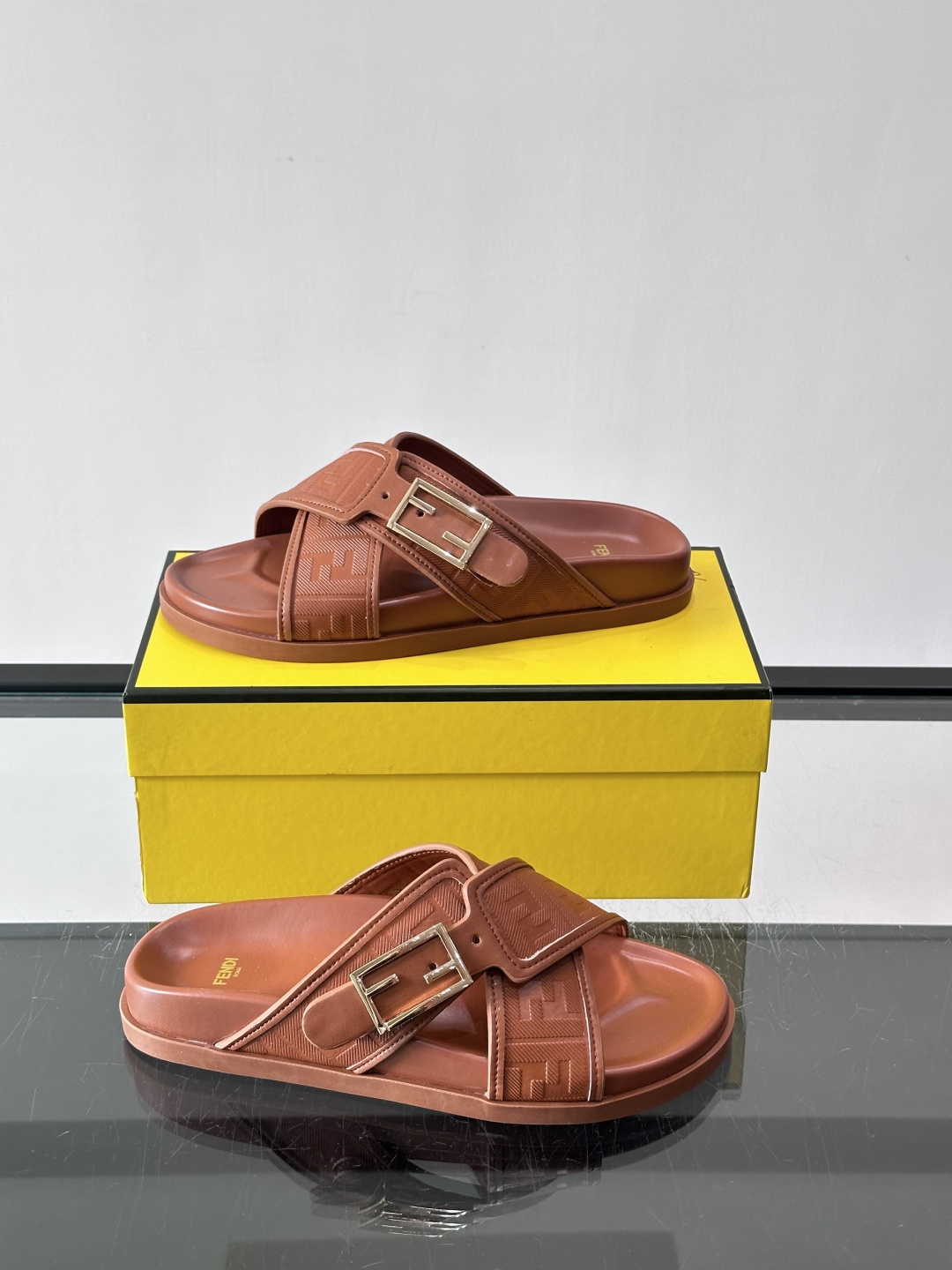 FEND*新款系扣凉拖鞋 真皮拼接老花牛仔面料真皮垫脚 加经典老花面印花 时尚稳重大气 鞋型非常包脚舒适