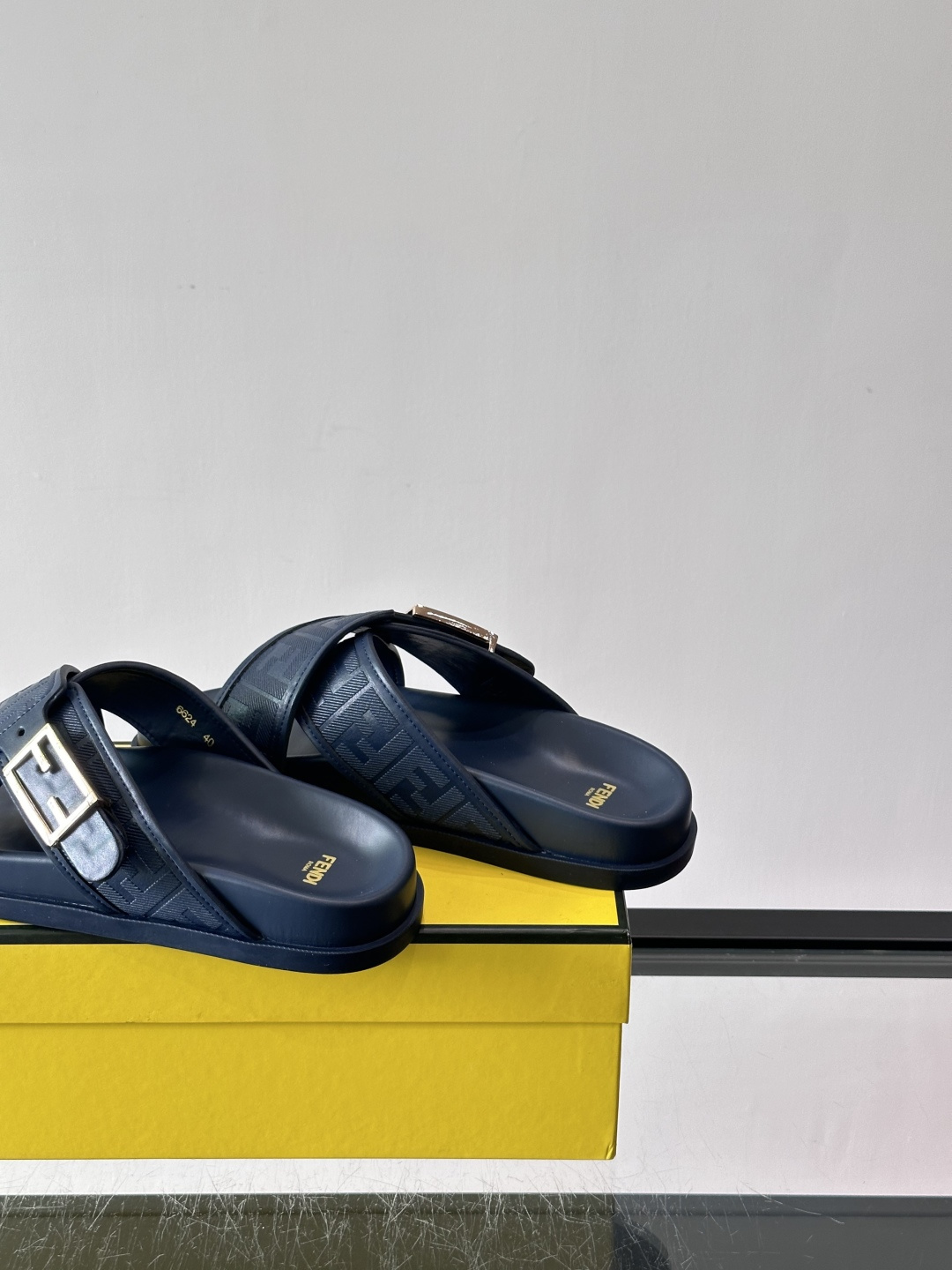 FEND*新款系扣凉拖鞋 真皮拼接老花牛仔面料真皮垫脚 加经典老花面印花 时尚稳重大气 鞋型非常包脚舒适