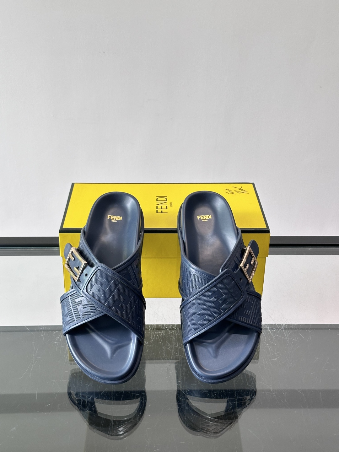 FEND*新款系扣凉拖鞋 真皮拼接老花牛仔面料真皮垫脚 加经典老花面印花 时尚稳重大气 鞋型非常包脚舒适