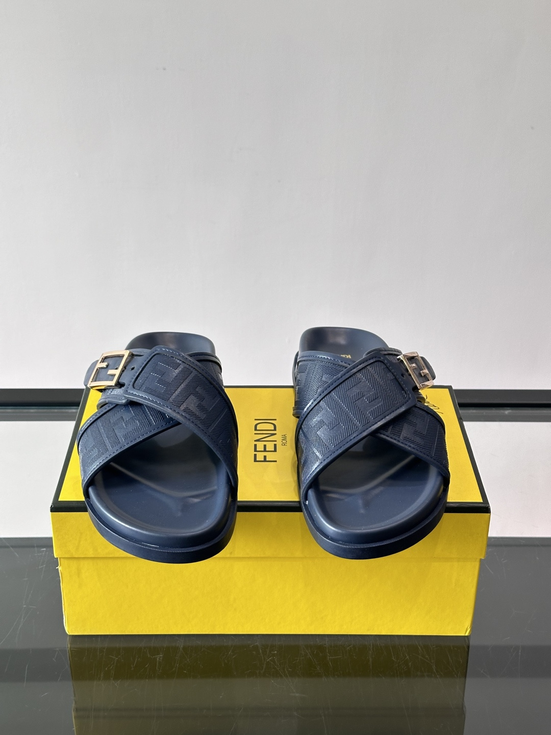 FEND*新款系扣凉拖鞋 真皮拼接老花牛仔面料真皮垫脚 加经典老花面印花 时尚稳重大气 鞋型非常包脚舒适