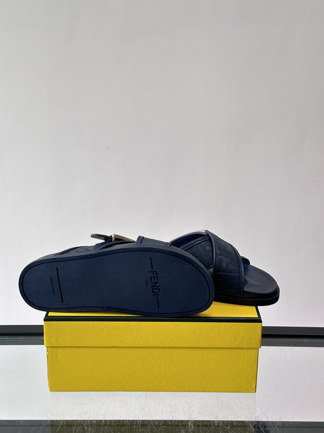 FEND*新款系扣凉拖鞋 真皮拼接老花牛仔面料真皮垫脚 加经典老花面印花 时尚稳重大气 鞋型非常包脚舒适