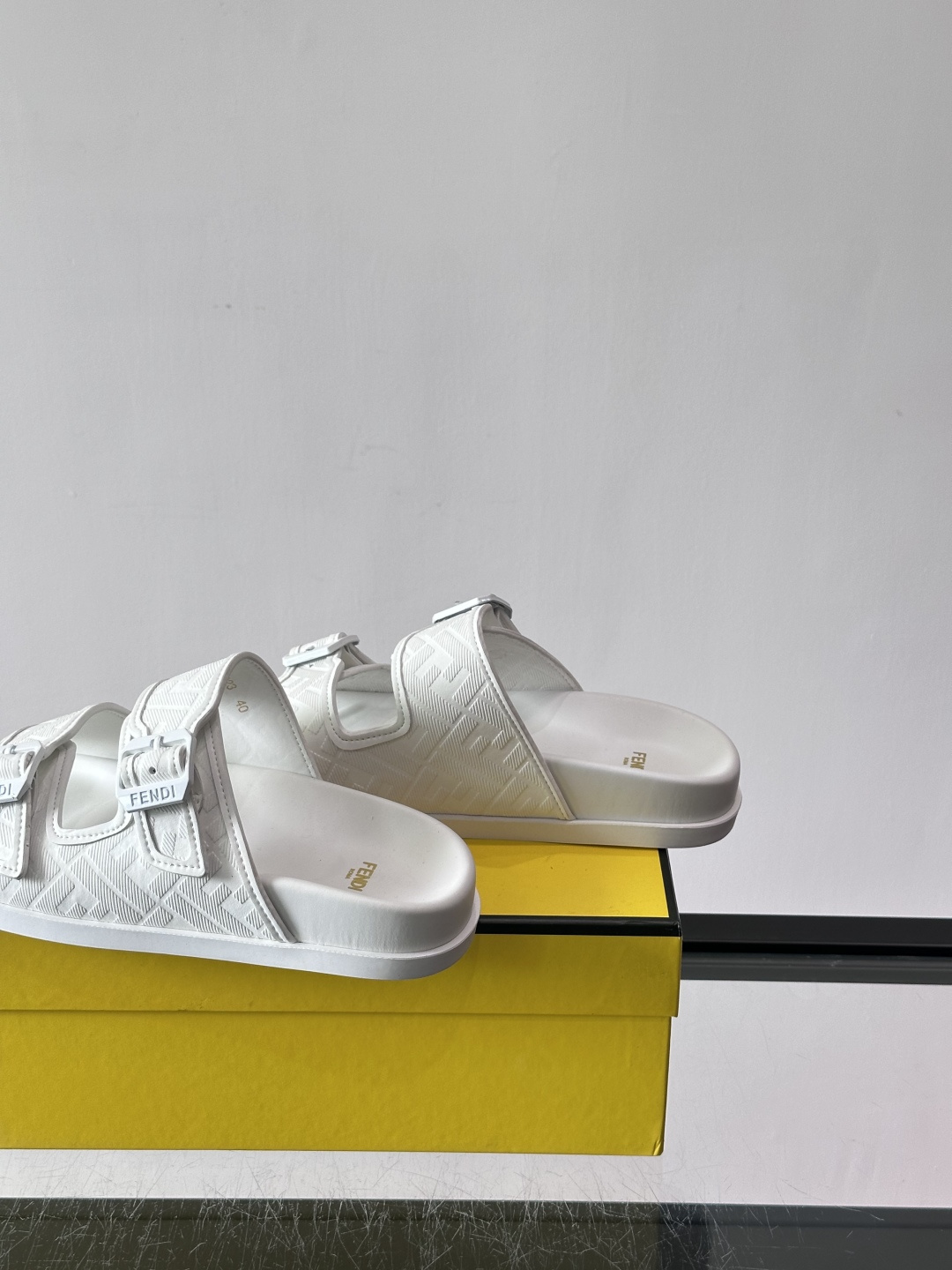 FEND*新款系扣凉拖鞋 真皮拼接老花牛仔面料真皮垫脚 加经典老花面印花 时尚稳重大气 鞋型非常包脚舒适