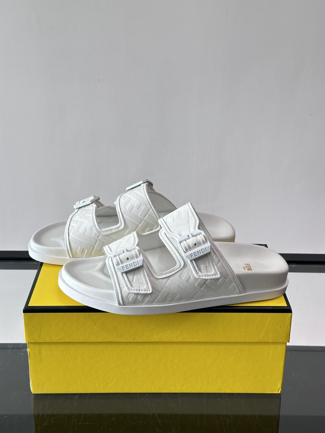 FEND*新款系扣凉拖鞋 真皮拼接老花牛仔面料真皮垫脚 加经典老花面印花 时尚稳重大气 鞋型非常包脚舒适