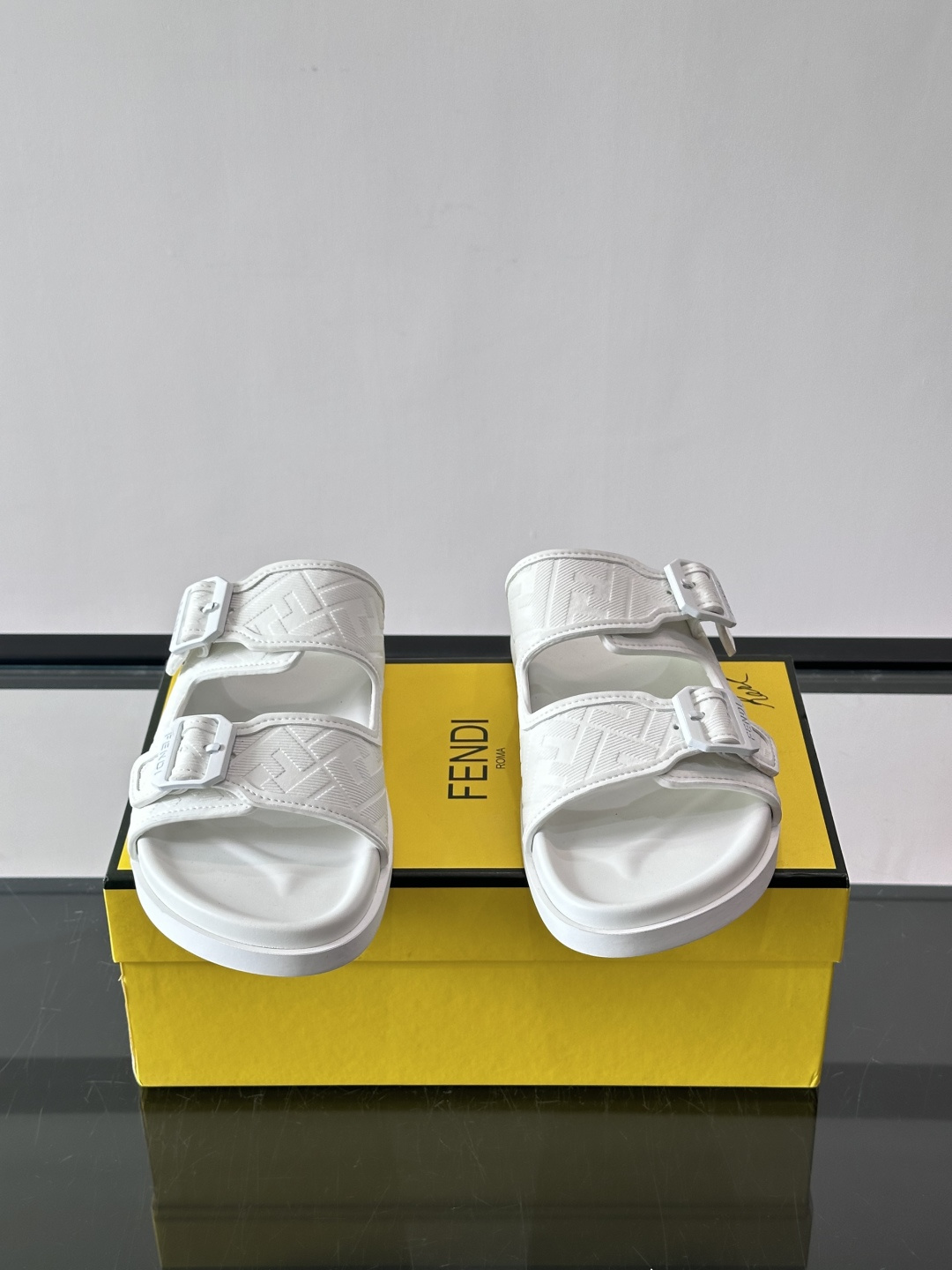 FEND*新款系扣凉拖鞋 真皮拼接老花牛仔面料真皮垫脚 加经典老花面印花 时尚稳重大气 鞋型非常包脚舒适