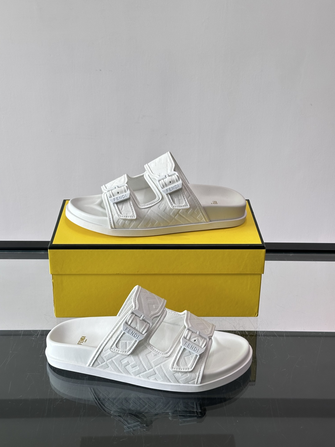 FEND*新款系扣凉拖鞋 真皮拼接老花牛仔面料真皮垫脚 加经典老花面印花 时尚稳重大气 鞋型非常包脚舒适