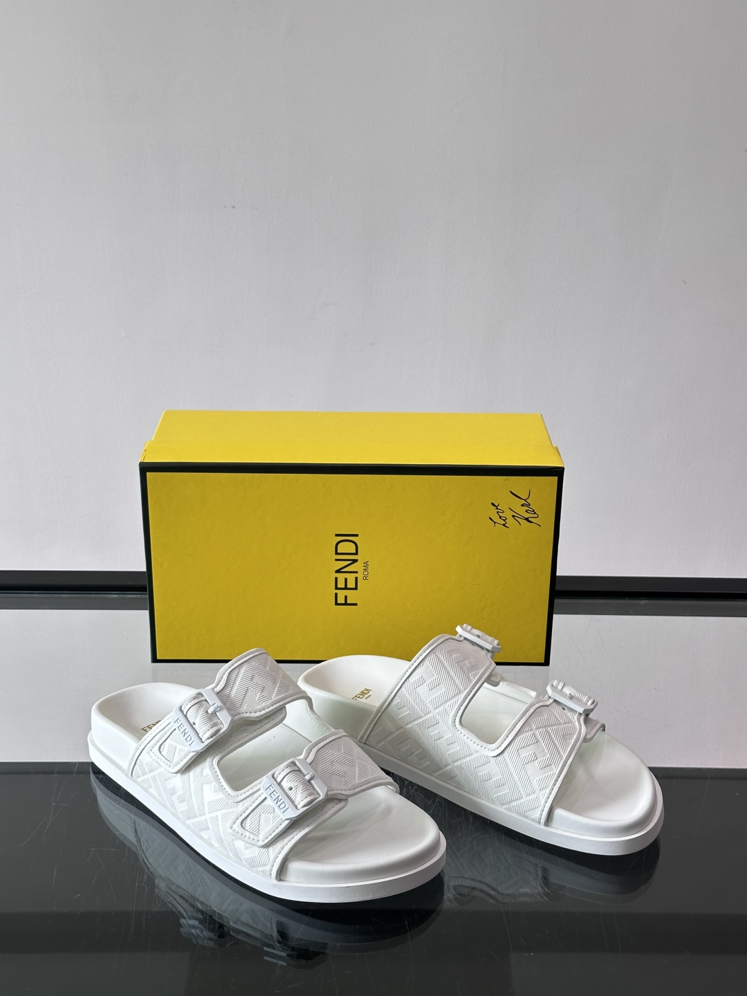 FEND*新款系扣凉拖鞋 真皮拼接老花牛仔面料真皮垫脚 加经典老花面印花 时尚稳重大气 鞋型非常包脚舒适