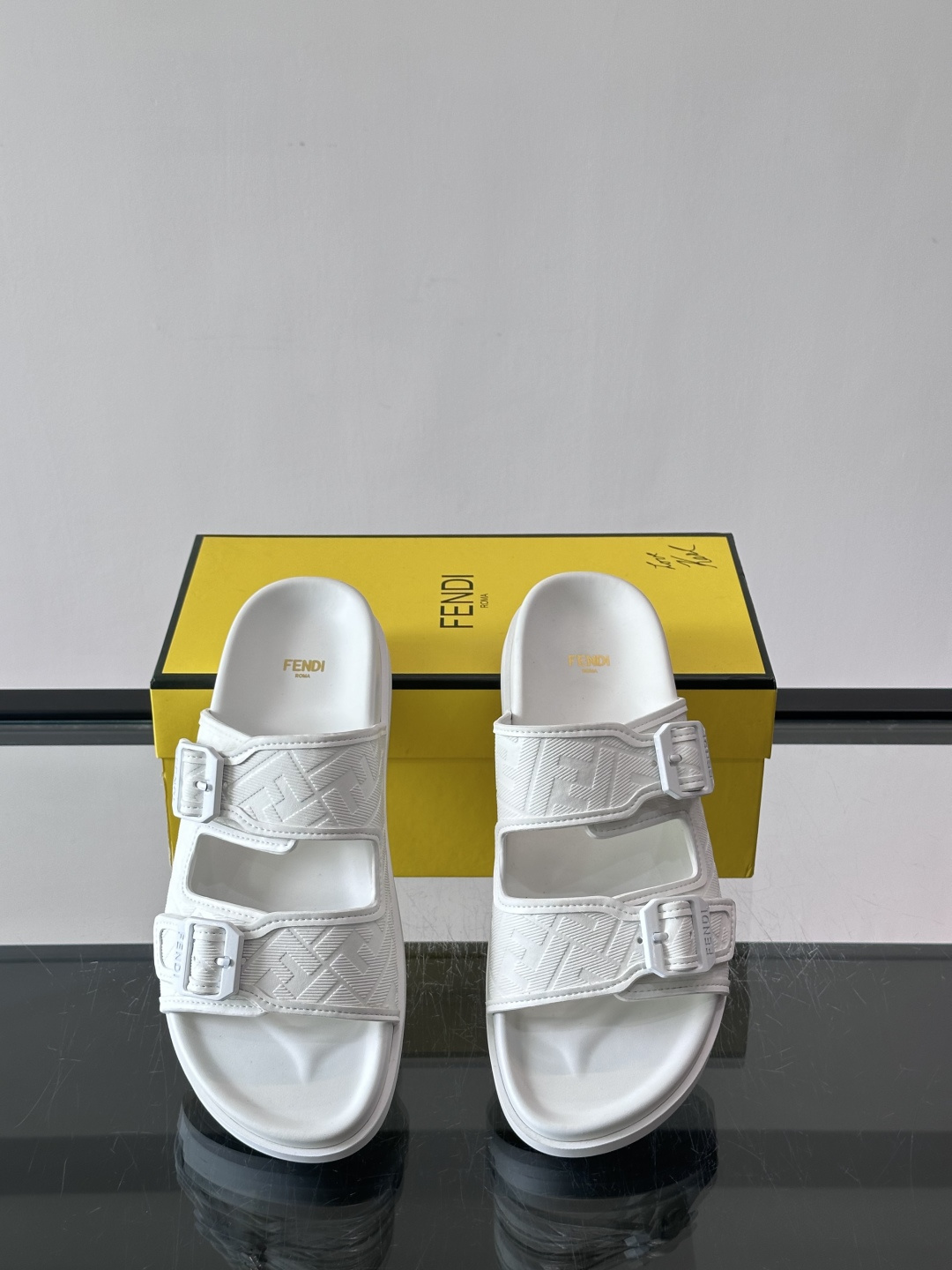 FEND*新款系扣凉拖鞋 真皮拼接老花牛仔面料真皮垫脚 加经典老花面印花 时尚稳重大气 鞋型非常包脚舒适