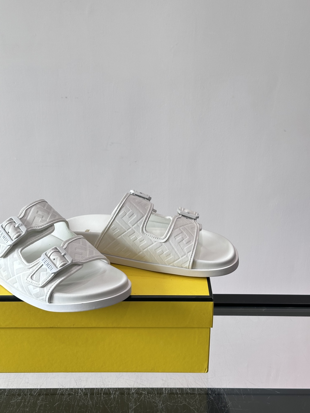 FEND*新款系扣凉拖鞋 真皮拼接老花牛仔面料真皮垫脚 加经典老花面印花 时尚稳重大气 鞋型非常包脚舒适