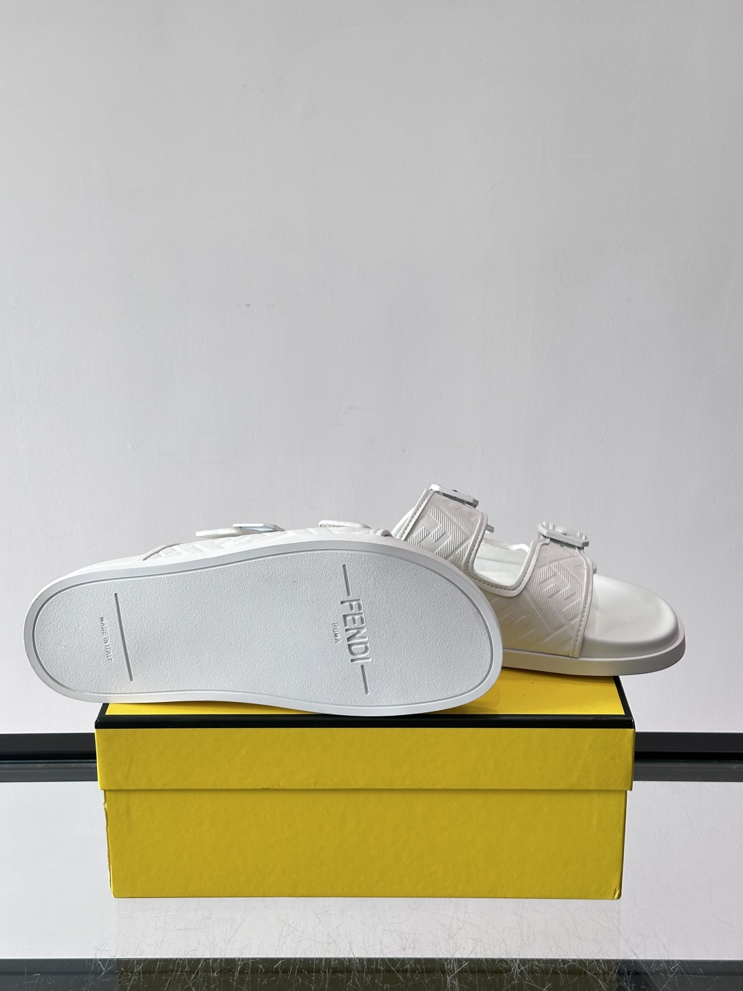 FEND*新款系扣凉拖鞋 真皮拼接老花牛仔面料真皮垫脚 加经典老花面印花 时尚稳重大气 鞋型非常包脚舒适