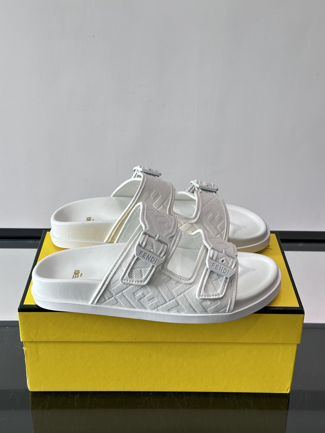 FEND*新款系扣凉拖鞋 真皮拼接老花牛仔面料真皮垫脚 加经典老花面印花 时尚稳重大气 鞋型非常包脚舒适