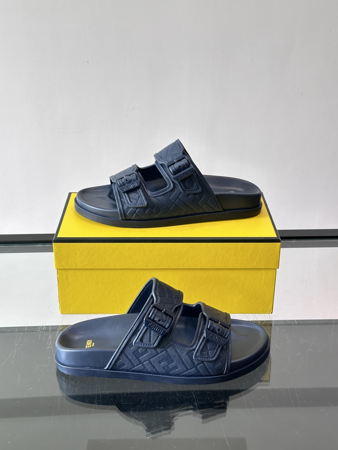 FEND*新款系扣凉拖鞋 真皮拼接老花牛仔面料真皮垫脚 加经典老花面印花 时尚稳重大气 鞋型非常包脚舒适