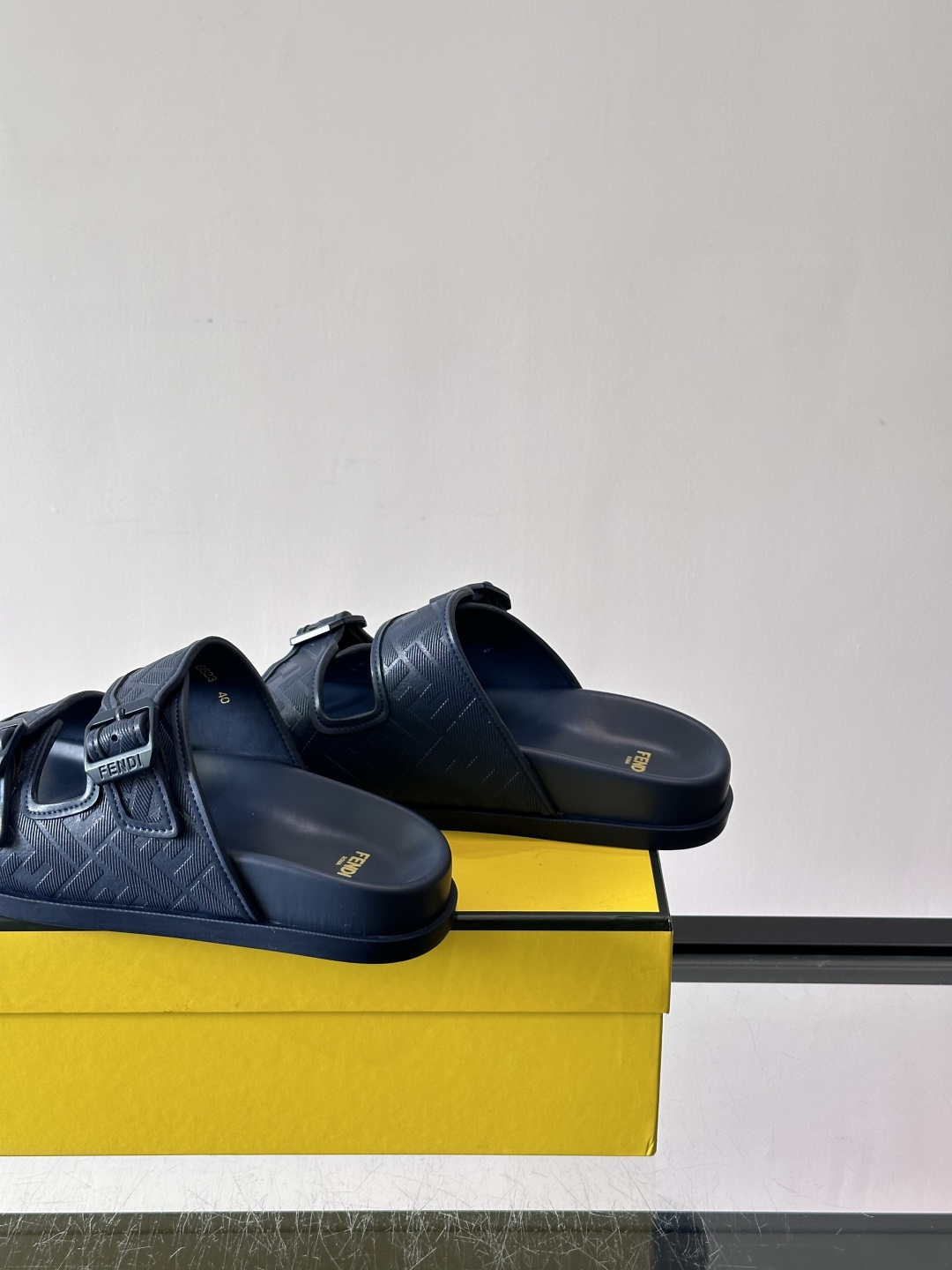 FEND*新款系扣凉拖鞋 真皮拼接老花牛仔面料真皮垫脚 加经典老花面印花 时尚稳重大气 鞋型非常包脚舒适