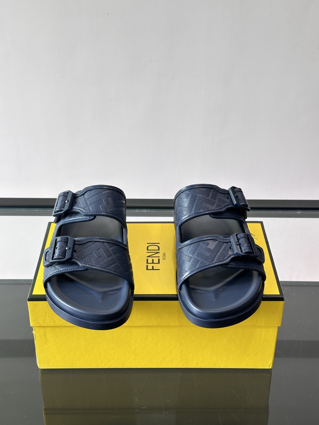 FEND*新款系扣凉拖鞋 真皮拼接老花牛仔面料真皮垫脚 加经典老花面印花 时尚稳重大气 鞋型非常包脚舒适