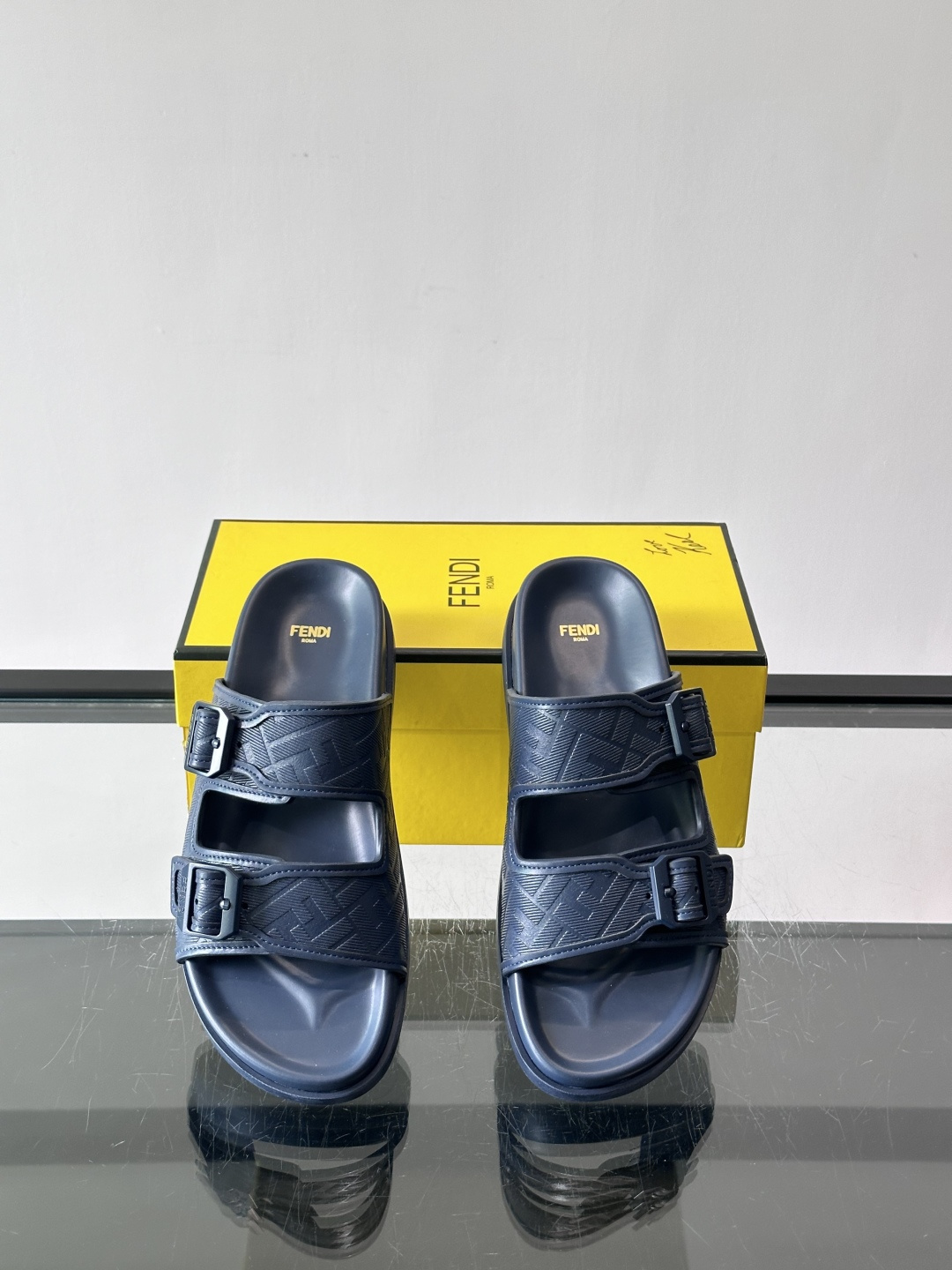 FEND*新款系扣凉拖鞋 真皮拼接老花牛仔面料真皮垫脚 加经典老花面印花 时尚稳重大气 鞋型非常包脚舒适