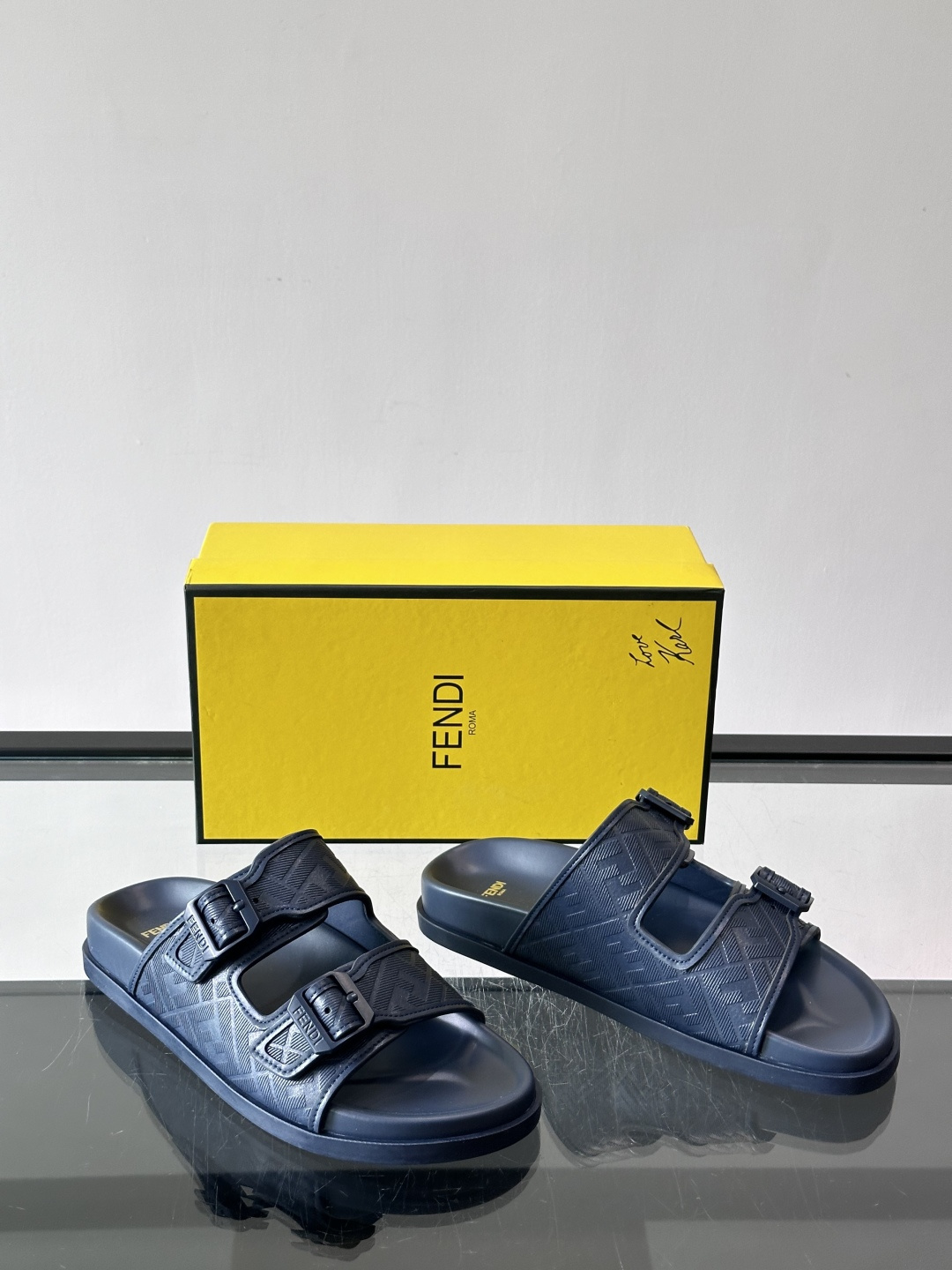 FEND*新款系扣凉拖鞋 真皮拼接老花牛仔面料真皮垫脚 加经典老花面印花 时尚稳重大气 鞋型非常包脚舒适