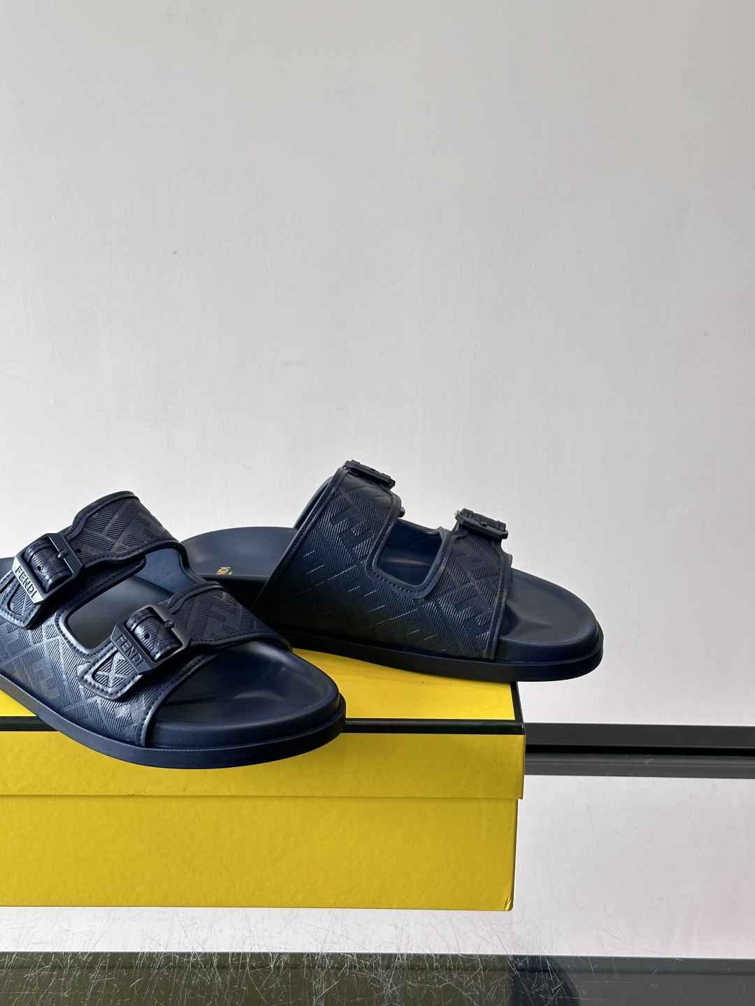 FEND*新款系扣凉拖鞋 真皮拼接老花牛仔面料真皮垫脚 加经典老花面印花 时尚稳重大气 鞋型非常包脚舒适