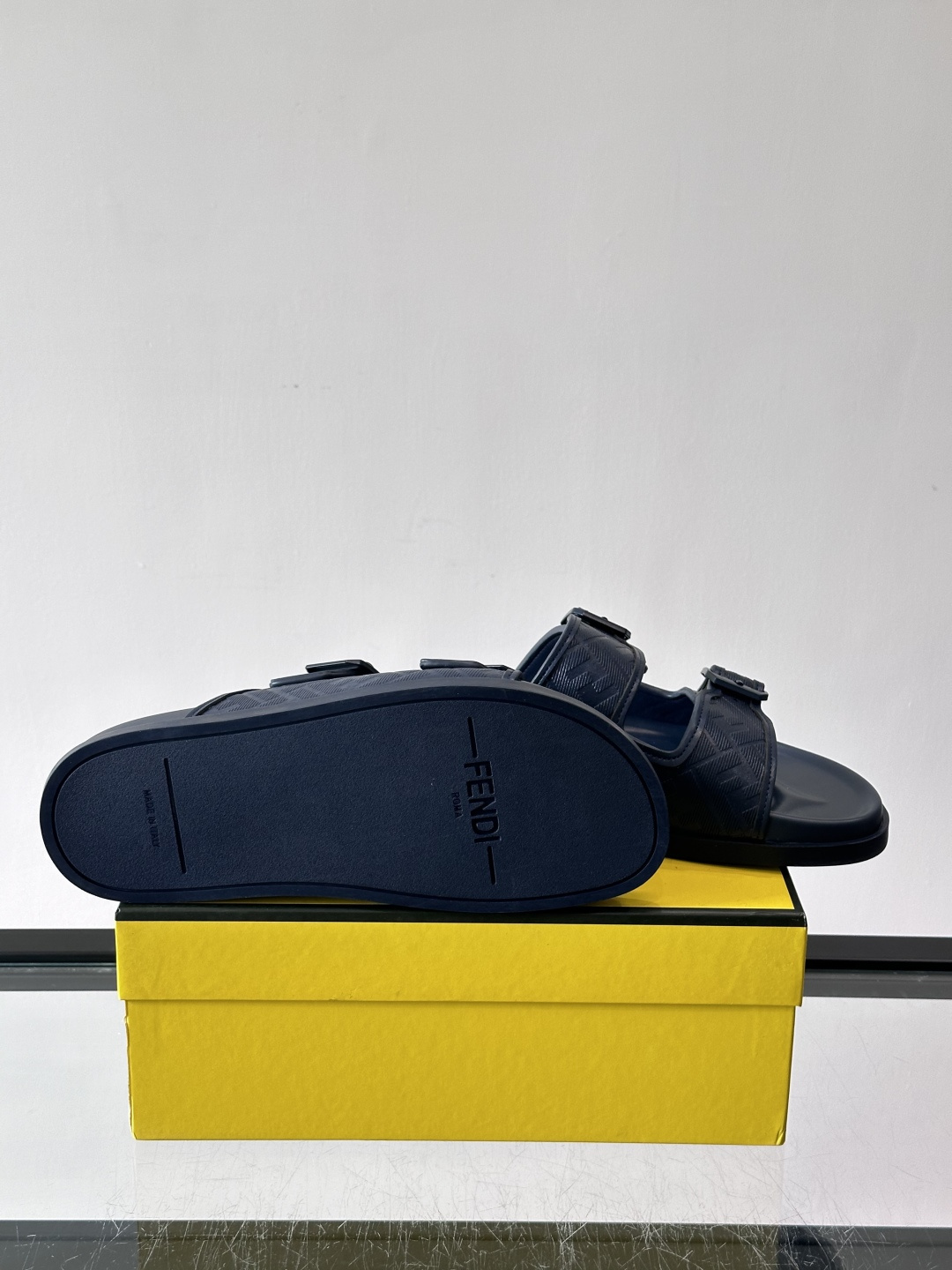 FEND*新款系扣凉拖鞋 真皮拼接老花牛仔面料真皮垫脚 加经典老花面印花 时尚稳重大气 鞋型非常包脚舒适