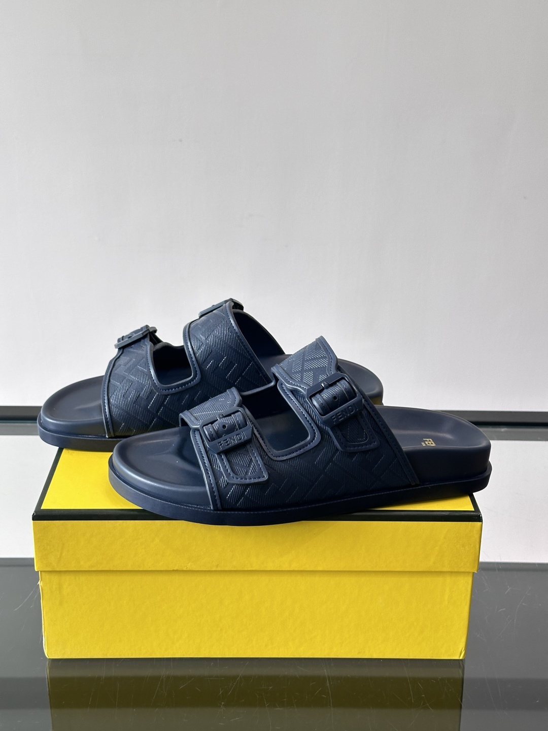 FEND*新款系扣凉拖鞋 真皮拼接老花牛仔面料真皮垫脚 加经典老花面印花 时尚稳重大气 鞋型非常包脚舒适