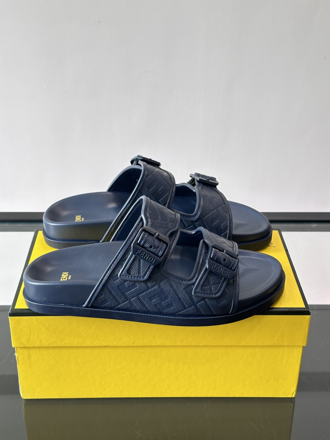 FEND*新款系扣凉拖鞋 真皮拼接老花牛仔面料真皮垫脚 加经典老花面印花 时尚稳重大气 鞋型非常包脚舒适