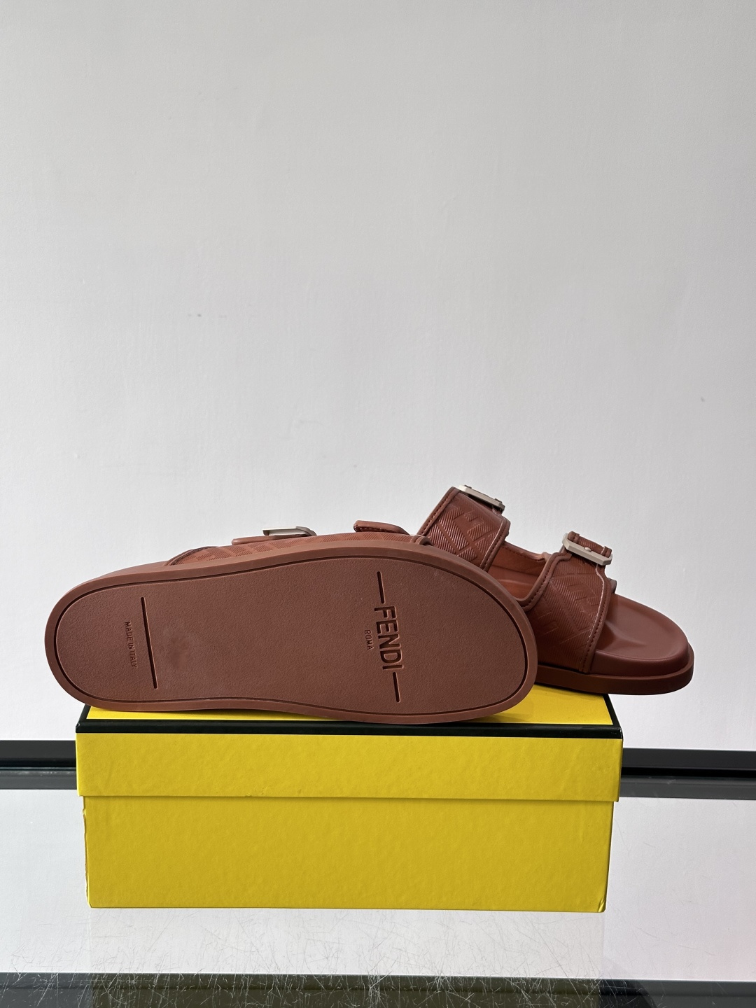 FEND*新款系扣凉拖鞋 真皮拼接老花牛仔面料真皮垫脚 加经典老花面印花 时尚稳重大气 鞋型非常包脚舒适