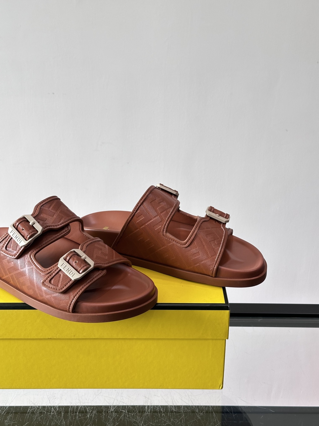 FEND*新款系扣凉拖鞋 真皮拼接老花牛仔面料真皮垫脚 加经典老花面印花 时尚稳重大气 鞋型非常包脚舒适