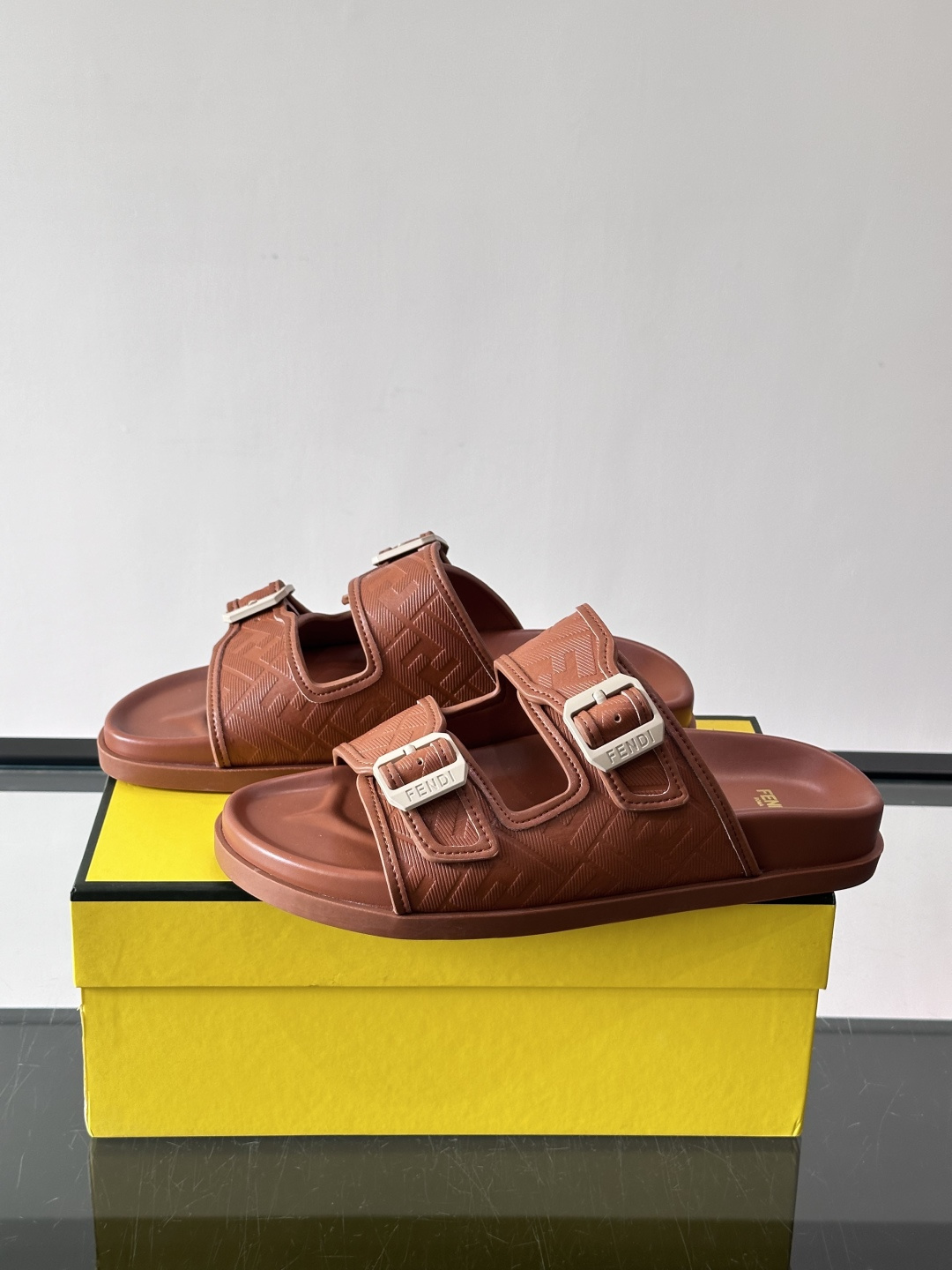 FEND*新款系扣凉拖鞋 真皮拼接老花牛仔面料真皮垫脚 加经典老花面印花 时尚稳重大气 鞋型非常包脚舒适