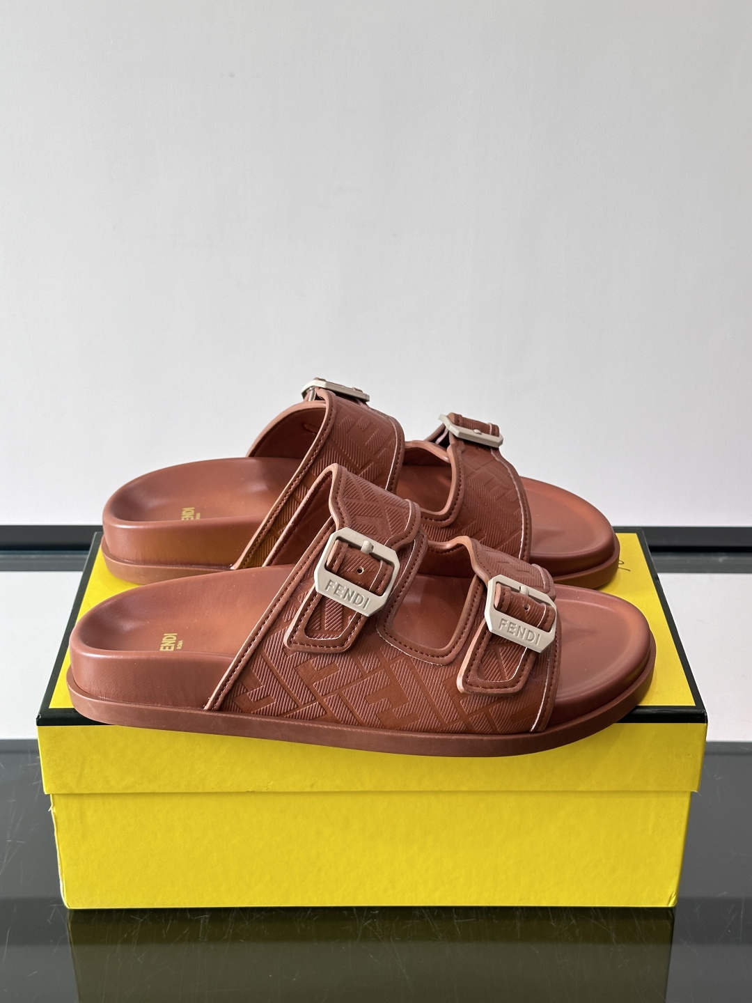 FEND*新款系扣凉拖鞋 真皮拼接老花牛仔面料真皮垫脚 加经典老花面印花 时尚稳重大气 鞋型非常包脚舒适