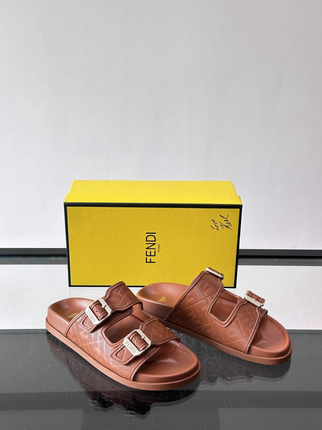 FEND*新款系扣凉拖鞋 真皮拼接老花牛仔面料真皮垫脚 加经典老花面印花 时尚稳重大气 鞋型非常包脚舒适